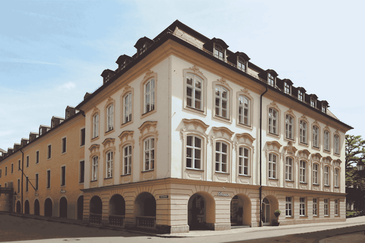 Fassade des Minucci-Palais an der Salvatorstraße in München
