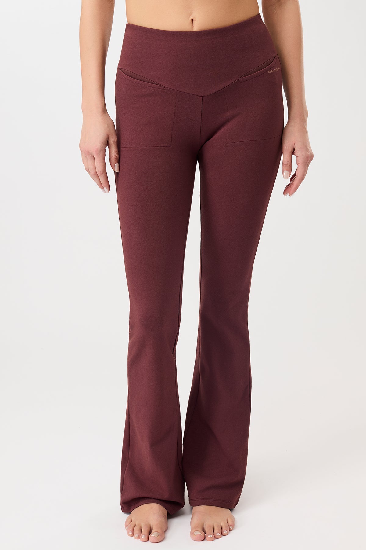 Pants „Back Envelope“ PA73JE28 in Ruby – Vorderansicht am Model