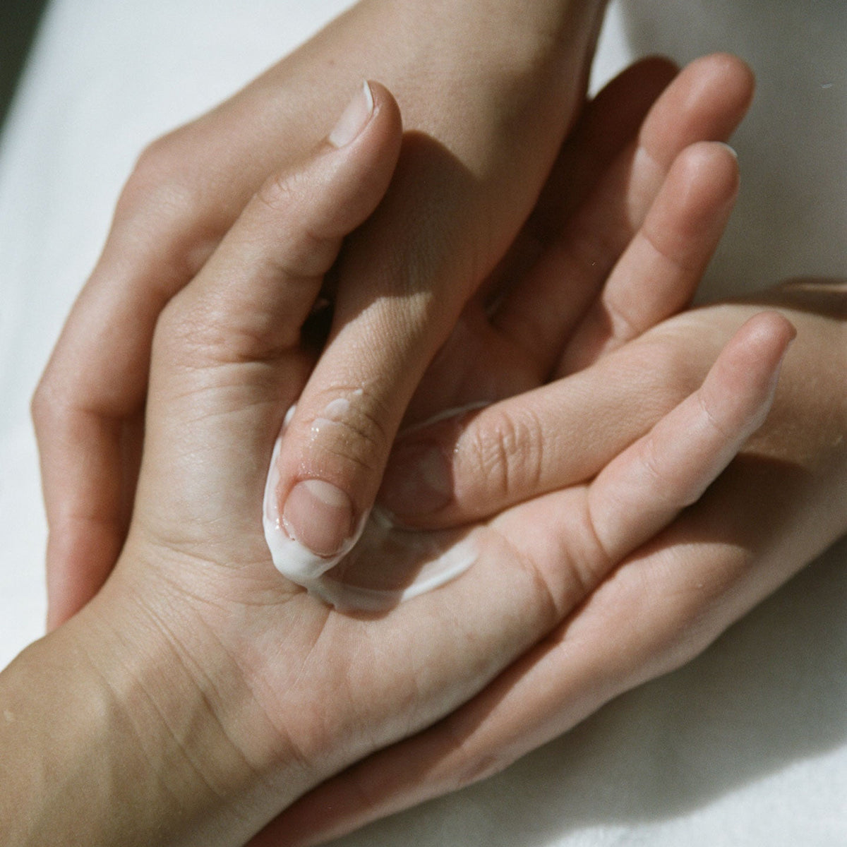 L:A Bruket Handcreme wird auf die Handfläche aufgetragen