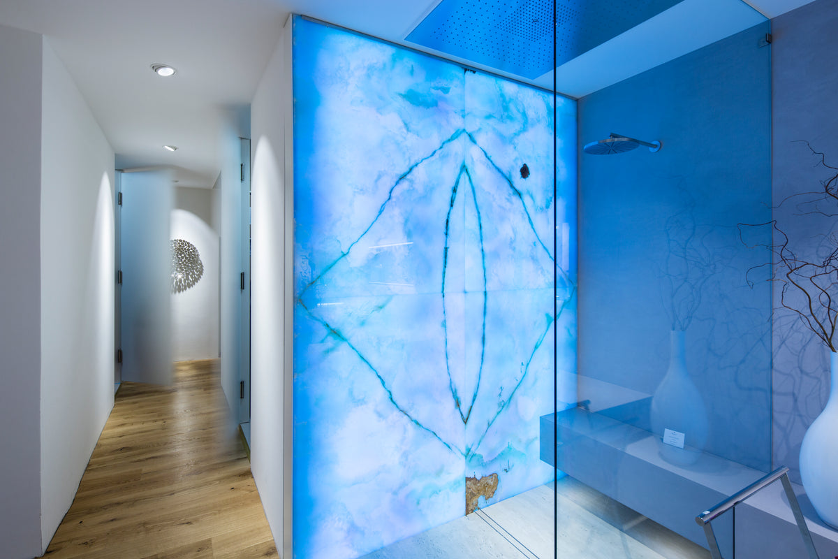 Dusche mit hinterleuchteter Onyxwand und Flur in der Obermaier Ausstellung