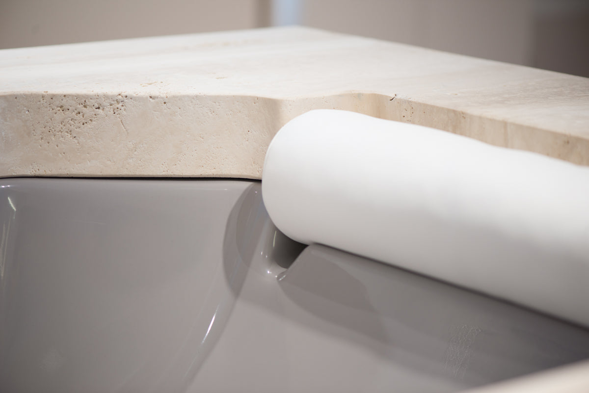 Detail der ergonomischen Liegekontur mit gepolsterter Nackenrolle