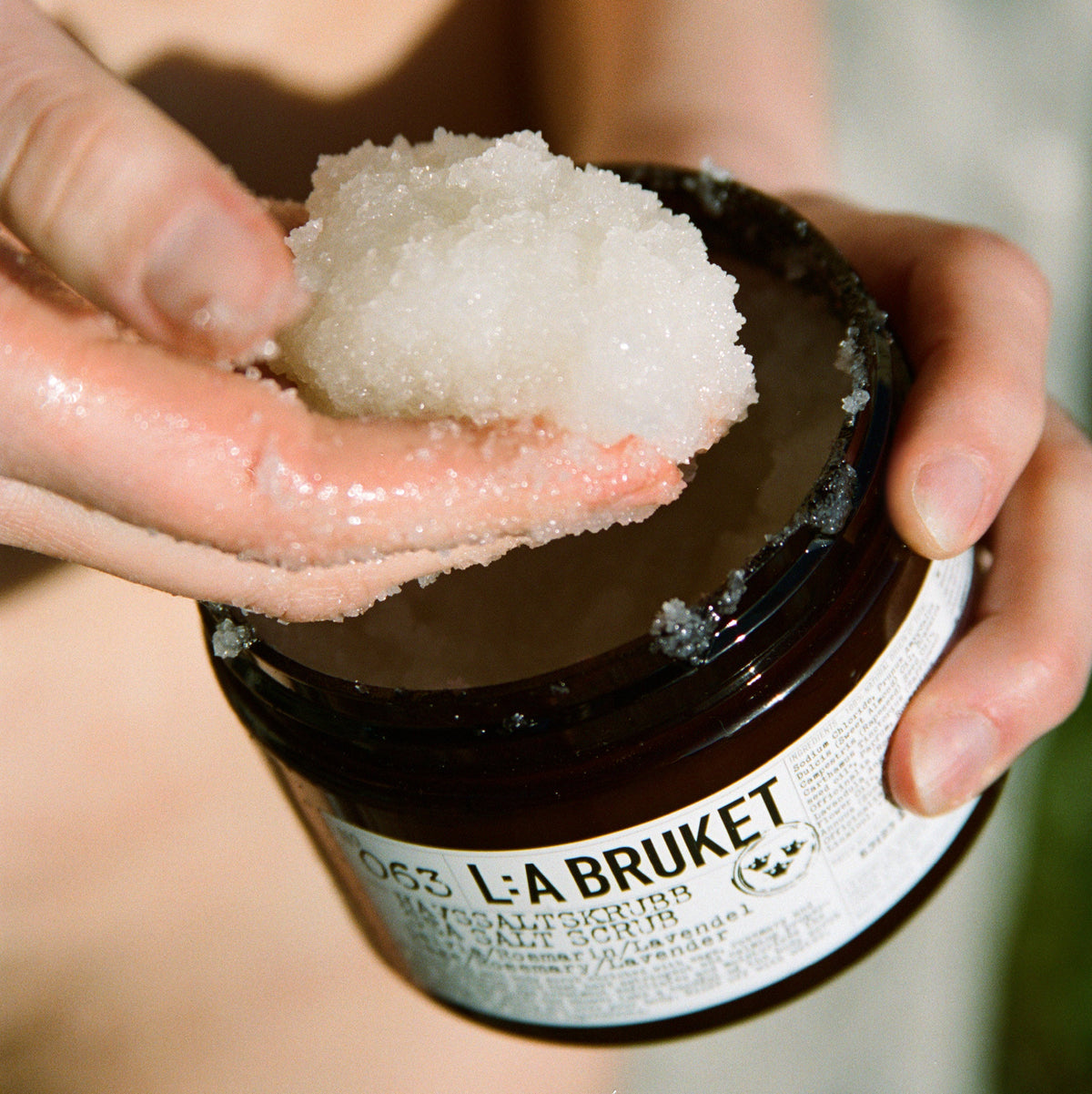 L:A Bruket Meersalzpeeling – grobkörniges Peeling in der Hand
