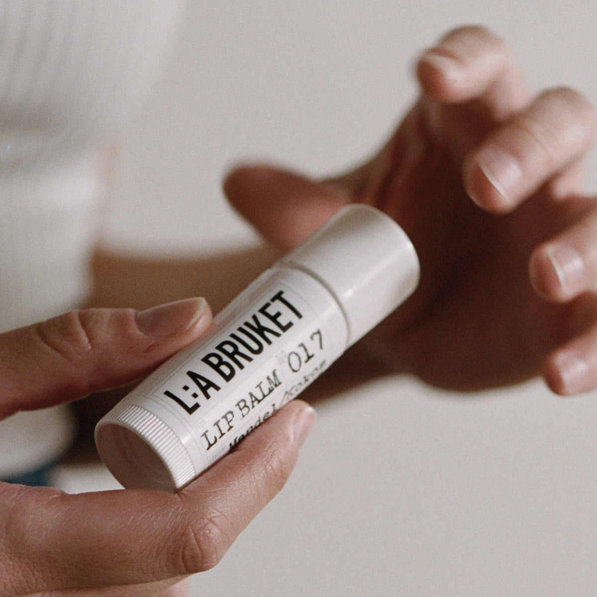 Lip Balm "No. 017 Almond/Coconut" von L:A Bruket