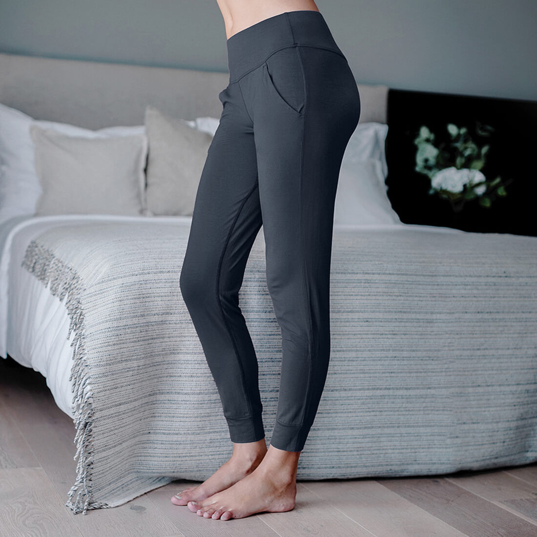 Hose mit Bündchen Women "Balance" von Dagsmejan – Deep grey