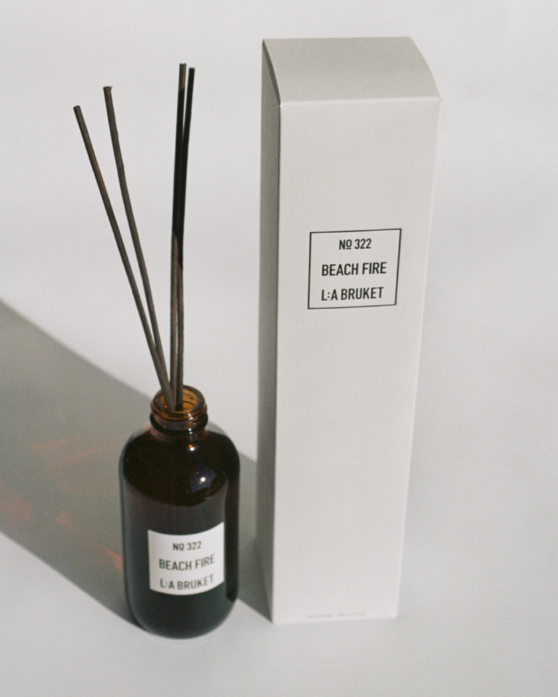 L:A Bruket Raumduft No. 322 Beach Fire mit Duftstäbchen und Verpackung